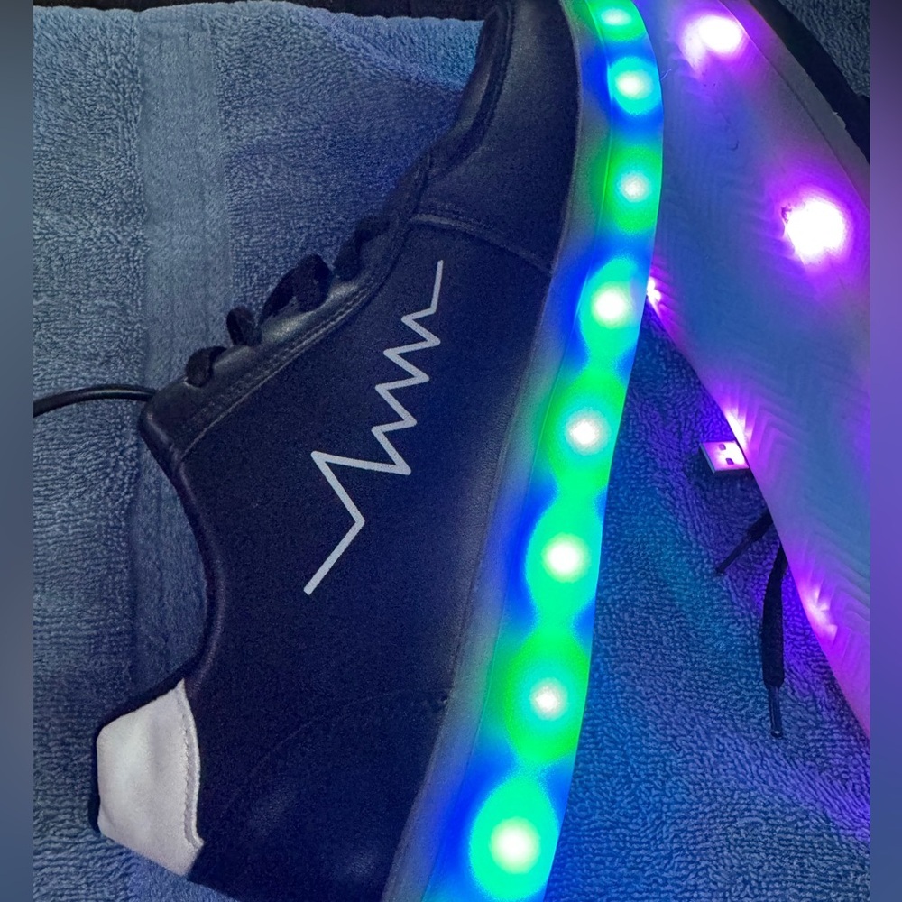 Fiorenzi LED Light-Up Sneakers with Charger - Picture 6 of 8